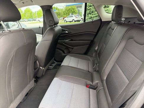 Used 2025 Chevrolet Trax LT w/ LT Convenience Package FWD image 16