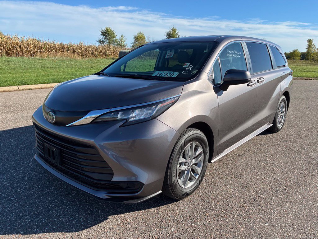 Used 2022 Toyota Sienna LE FWD image 4