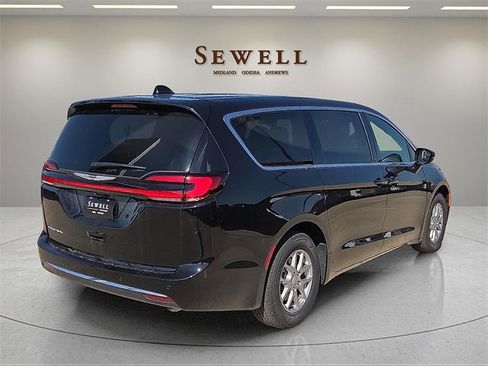 New 2026 Chrysler Pacifica Select image 4