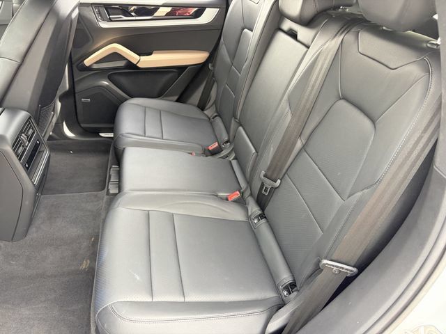 Used 2024 Porsche Cayenne AWD/4WD image 23