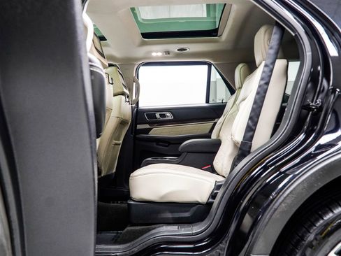 Used 2018 Ford Explorer Platinum AWD/4WD image 35