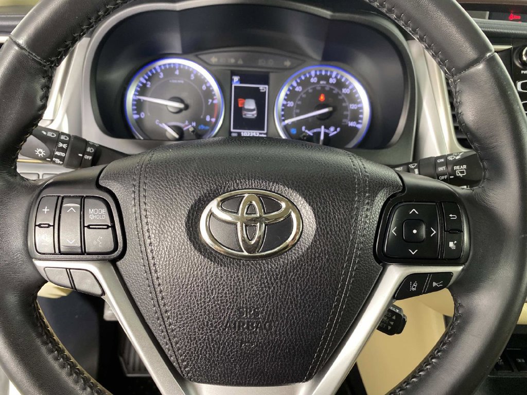Used 2019 Toyota Highlander XLE AWD/4WD image 16