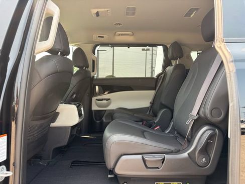Used 2024 Kia Carnival EX FWD image 20