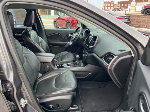 Used 2019 Jeep Cherokee Limited image 17