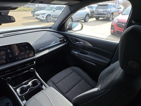 Used 2025 Chevrolet Traverse LT w/ Driver Confidence Package image 12