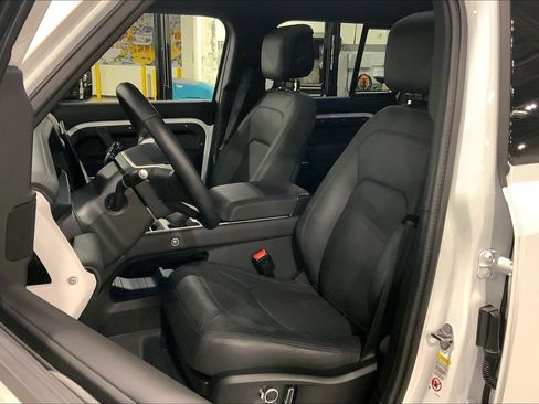 Used 2025 Land Rover Defender 130 X-Dynamic SE image 7