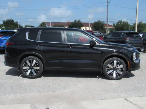 New 2025 Mitsubishi Outlander SE image 2