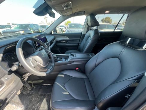 Used 2025 Toyota Grand Highlander FWD image 29