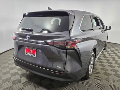 Used 2025 Toyota Sienna XLE image 8