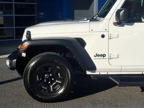 Used 2023 Jeep Gladiator Sport AWD/4WD image 8