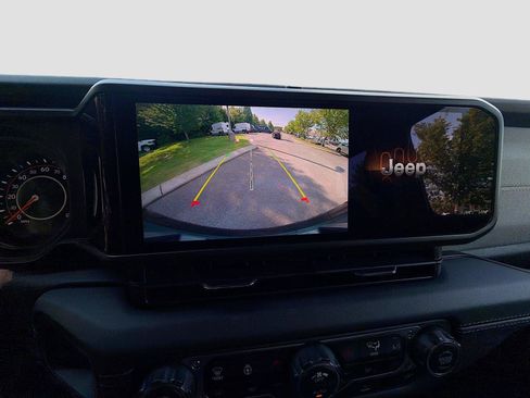 Used 2025 Jeep Wrangler Unlimited Sahara AWD/4WD image 29