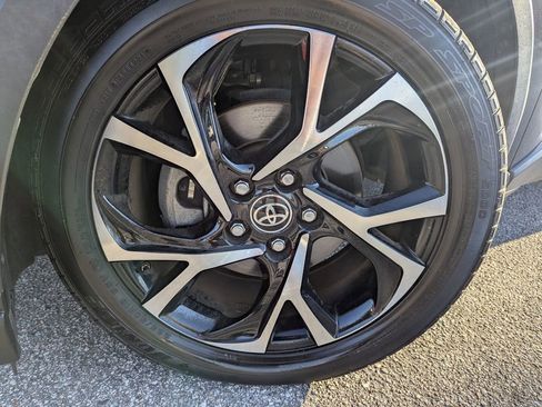 Used 2022 Toyota C-HR XLE image 30