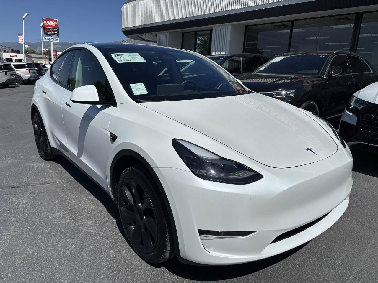 Used 2024 Tesla Model Y Long Range AWD/4WD image 3