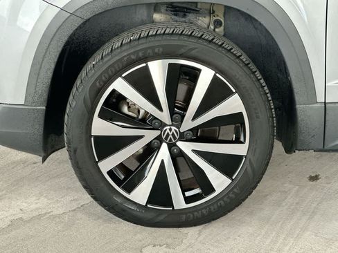 Certified 2023 Volkswagen Taos SE FWD image 11