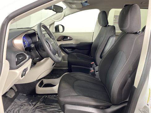 Used 2023 Chrysler Voyager LX FWD image 15