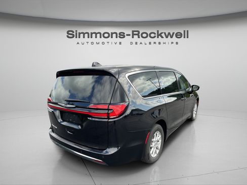 Used 2025 Chrysler Pacifica Select FWD image 5