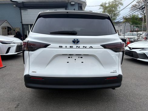 Used 2024 Toyota Sienna LE w/ LE Plus Package AWD/4WD image 4