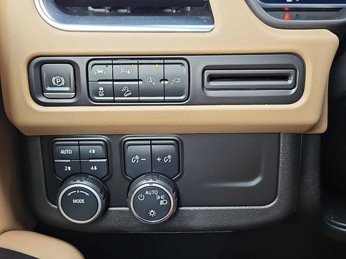 Used 2022 Chevrolet Tahoe Premier AWD/4WD image 23