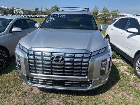 Used 2023 Hyundai Palisade Calligraphy FWD image 2