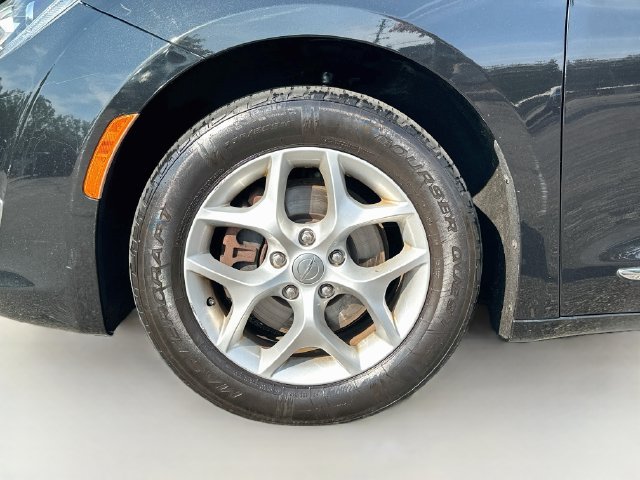 Used 2018 Chrysler Pacifica Touring-L w/ Tire & Wheel Group FWD image 32
