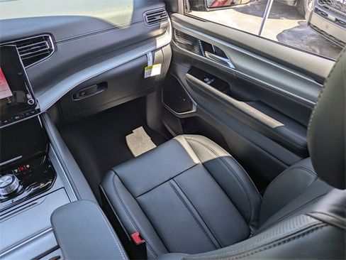 New 2025 Jeep Wagoneer Base w/ Convenience Group I image 17