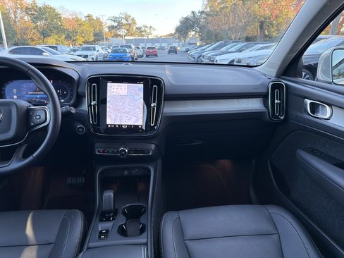 Certified 2025 Volvo XC40 B5 Core image 31