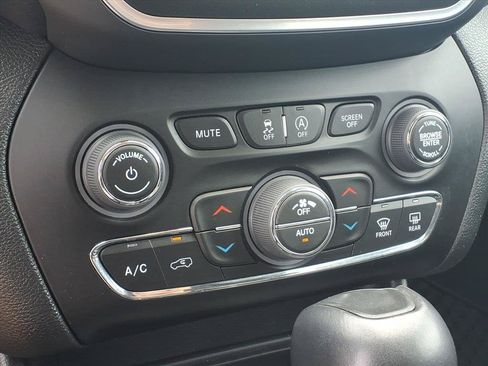 Used 2022 Jeep Cherokee Trailhawk AWD/4WD image 7