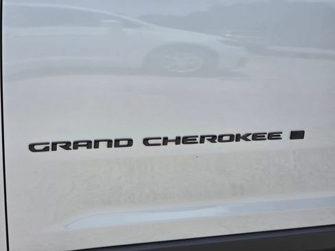 Used 2023 Jeep Grand Cherokee L Laredo RWD image 12