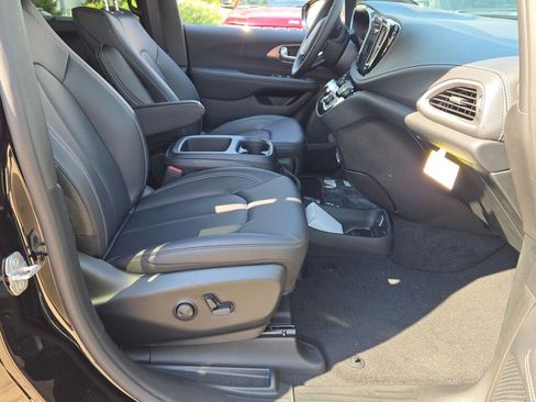New 2026 Chrysler Pacifica Select image 7