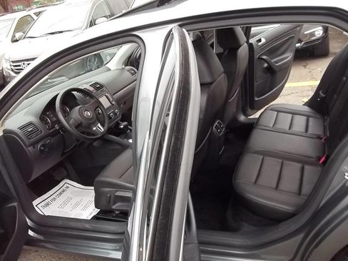 Used 2010 Volkswagen Jetta SE image 3