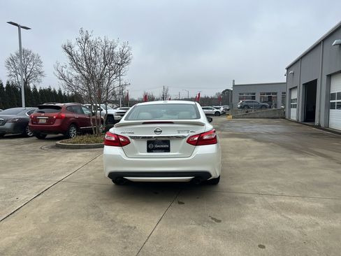 Used 2016 Nissan Altima 2.5 SL w/ 2.5 Technology Package image 4
