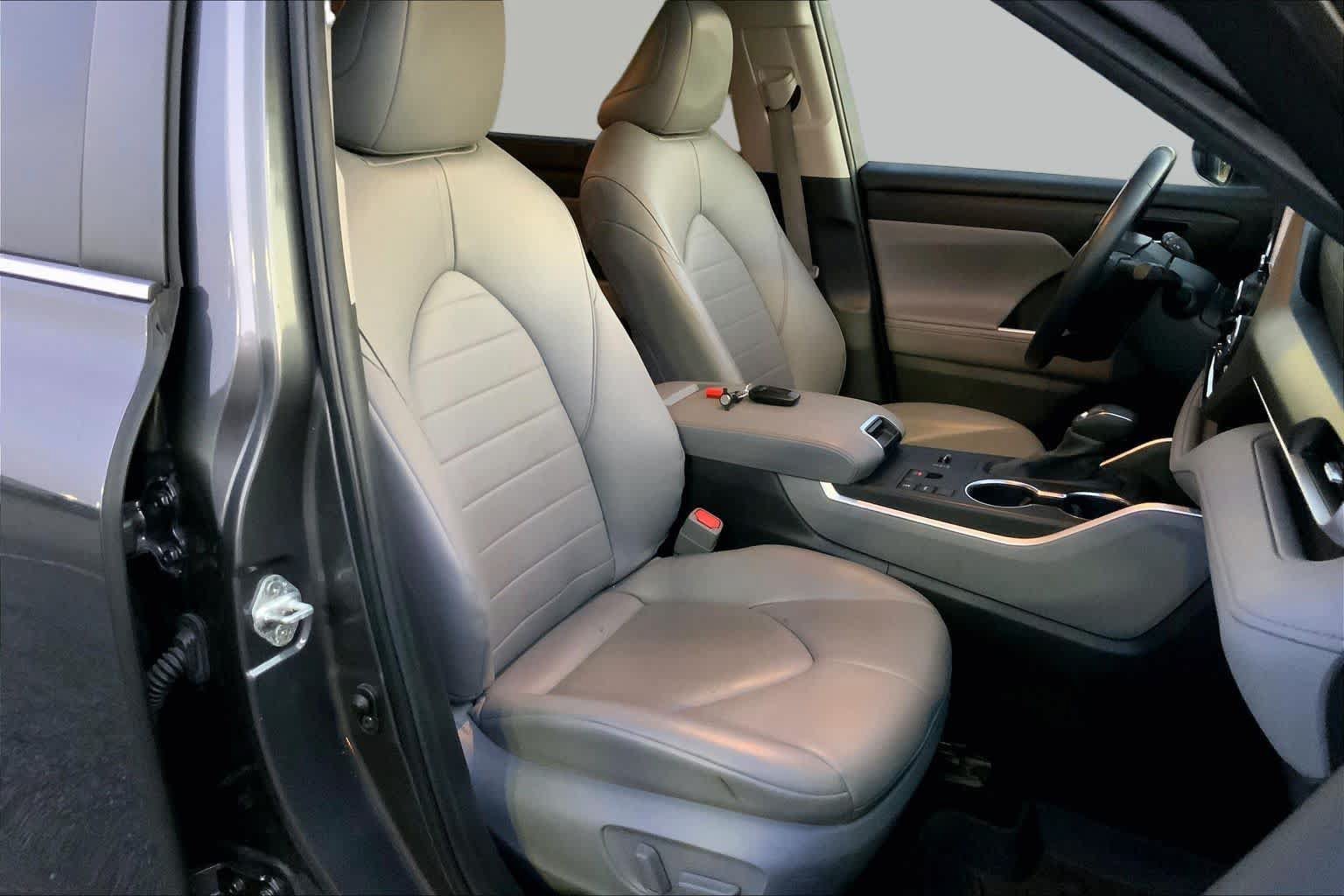 Used 2024 Toyota Highlander XLE FWD image 8