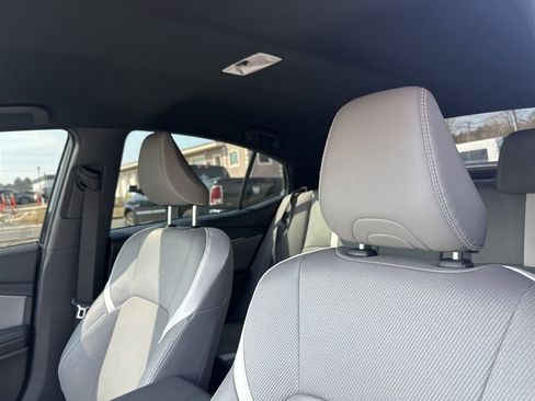 Used 2025 Toyota Camry SE image 9