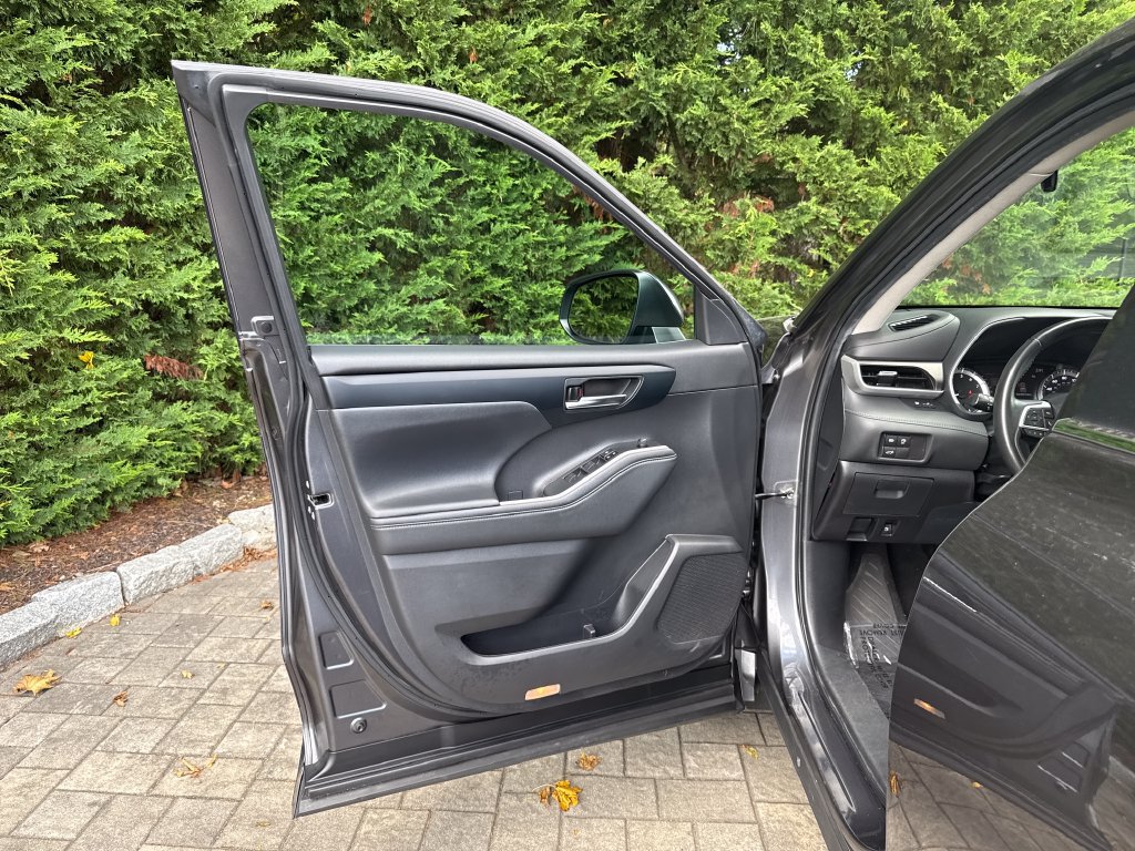 Used 2023 Toyota Highlander XLE FWD image 10