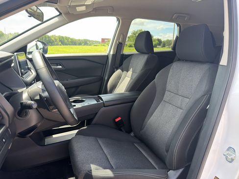 Certified 2025 Nissan Rogue SV FWD image 11
