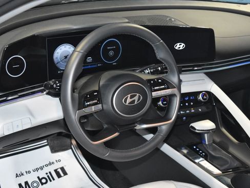 Used 2025 Hyundai Elantra Limited image 2