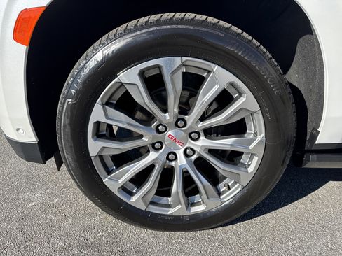 Used 2023 GMC Yukon Denali w/ Denali Reserve Package image 13