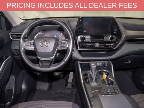 Used 2025 Toyota Highlander LE FWD image 7