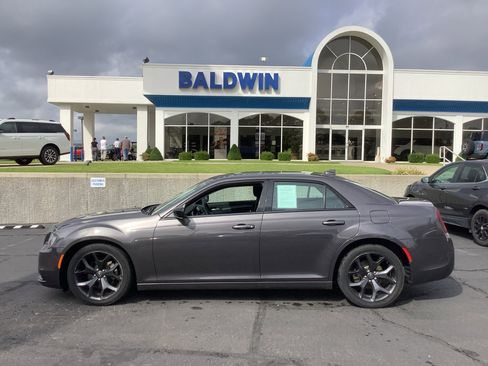 Used 2021 Chrysler 300 Touring w/ Sport Appearance Package image 4
