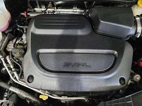 Used 2023 Chrysler Voyager LX FWD image 30