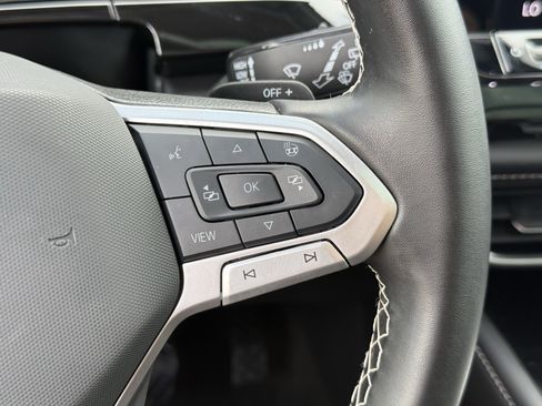 Used 2025 Volkswagen Atlas SE image 17