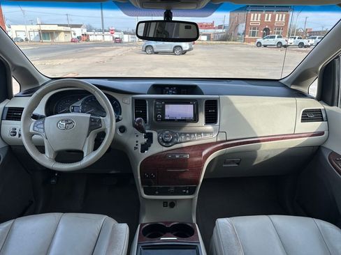 Used 2013 Toyota Sienna XLE w/ Entertainment Pkg image 13