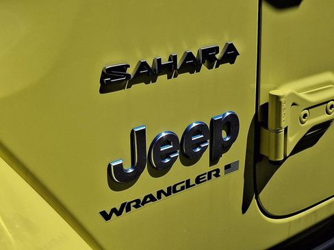Used 2023 Jeep Wrangler Unlimited Sahara w/ Cold Weather Group AWD/4WD image 93