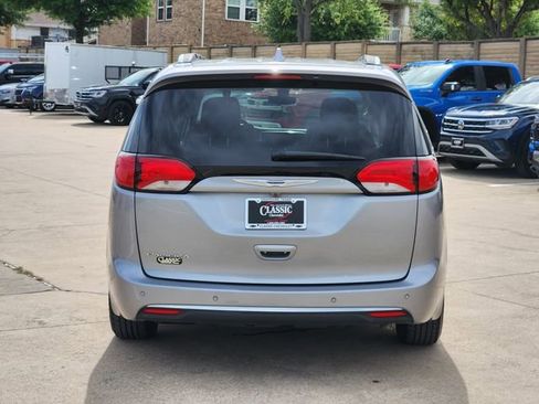 Used 2020 Chrysler Pacifica Touring-L FWD image 13