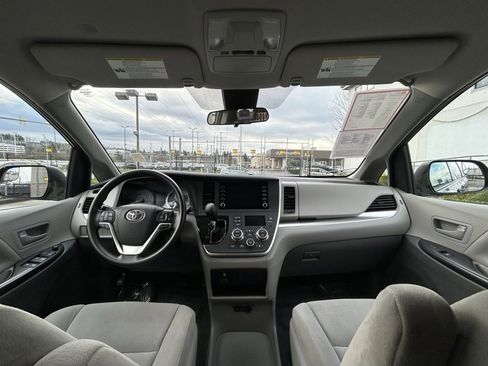 Certified 2020 Toyota Sienna L image 17
