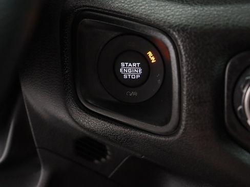 Used 2025 Jeep Gladiator Sport image 17