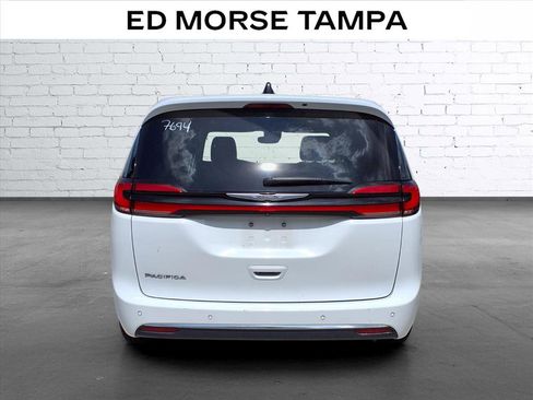 Used 2023 Chrysler Pacifica Touring-L FWD image 4