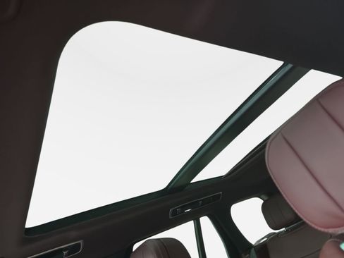 Used 2025 Land Rover Range Rover SE image 26