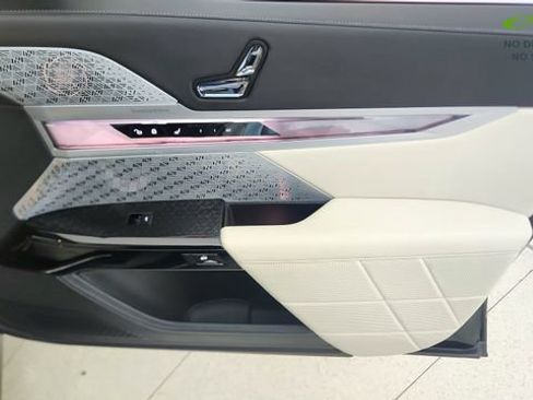 Used 2023 BMW i7 xDrive60 AWD/4WD image 25
