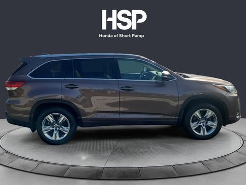 Used 2017 Toyota Highlander Limited w/ Carpet Mat Package image 6